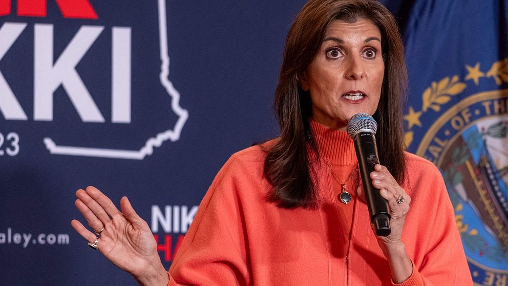 Republikanen Nikki Haley talar i en mikrofon.