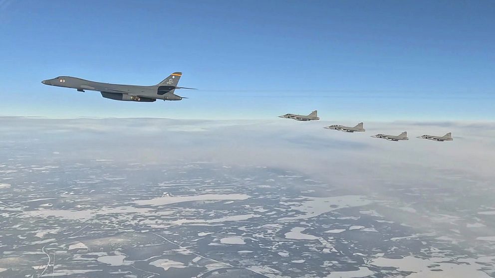 Fem bombplan flyger formerat över Norrbotten.