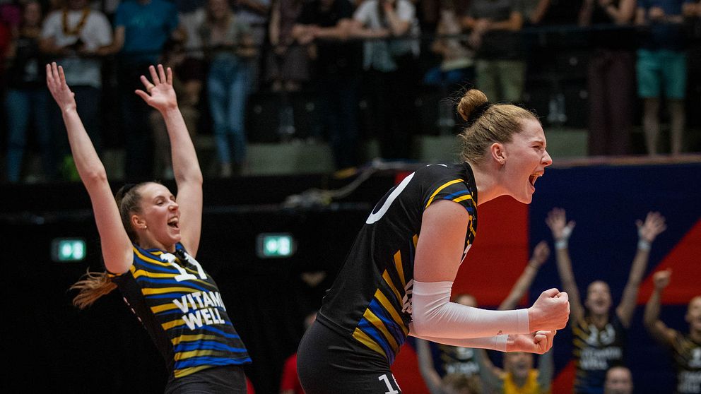 Systrarna Haak firar under volleyboll-EM i augusti.