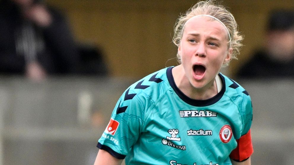 Fotbollsspelare i grönblå matchdräkt på planen under match.