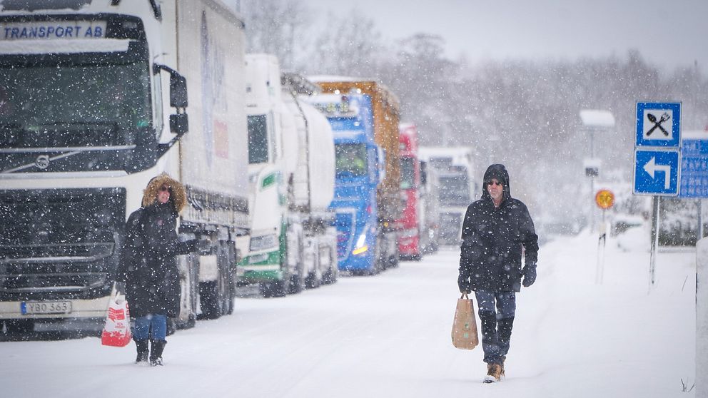 Personer få gå i snökaoset när det skapats en köbildning i Östra Skåne.