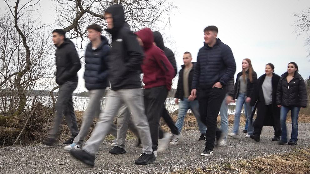 Här går eleverna i Skinnskatteberg på promenad.