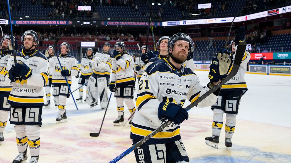 Ishockeyspelare lämnar isen efter match i en stor arena.