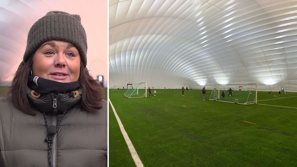 Till vänster syns en kvinna som står i en vinterjacka och mössa. Höger sektion visar en inomhusarena för fotboll med grön konstgräsplan och flera spelare som tränar.