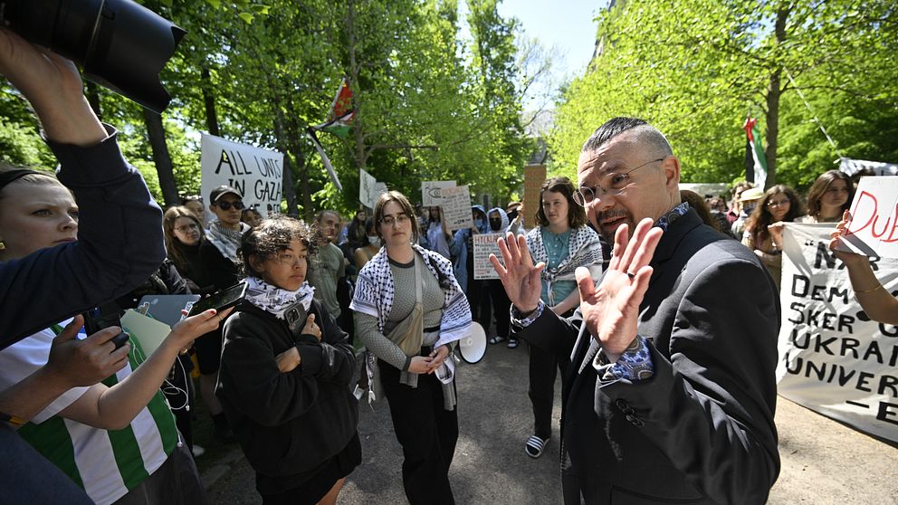 Lunds Universitets rektor Erik Renström möter demonstranter i Lundagård.