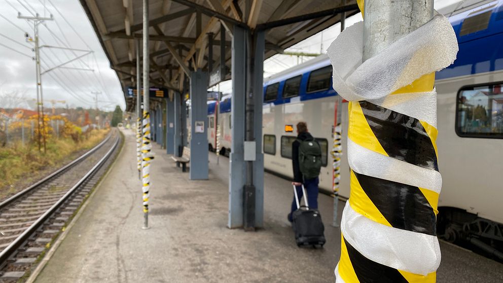 Stöttor som håller taket vid tågstationen i Nyköping uppe.