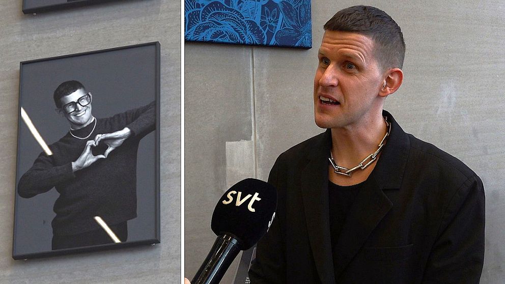 En delad bild som består av två sektioner. Den vänstra sektionen visar en svartvit fotografi av sexologen Kalle Norwald i en pose, där han formar händerna till ett hjärta. Den högra sektionen visar en person som sitter och intervjuas, med en mikrofon i handen, klädd i en svart kavaj och en metalldetalj runt halsen. Bakgrunden är neutral och fokuserar på samtalet.