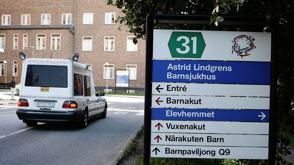 Bild på en skylt utanför Astrid Lindgrens barnsjukhus.