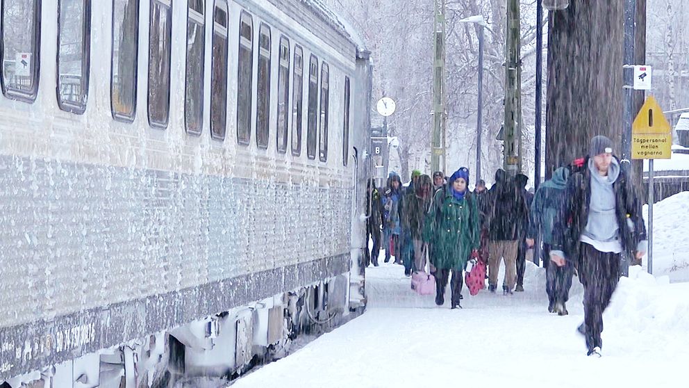 Passagerare går av tåget på tågstationen i Luleå