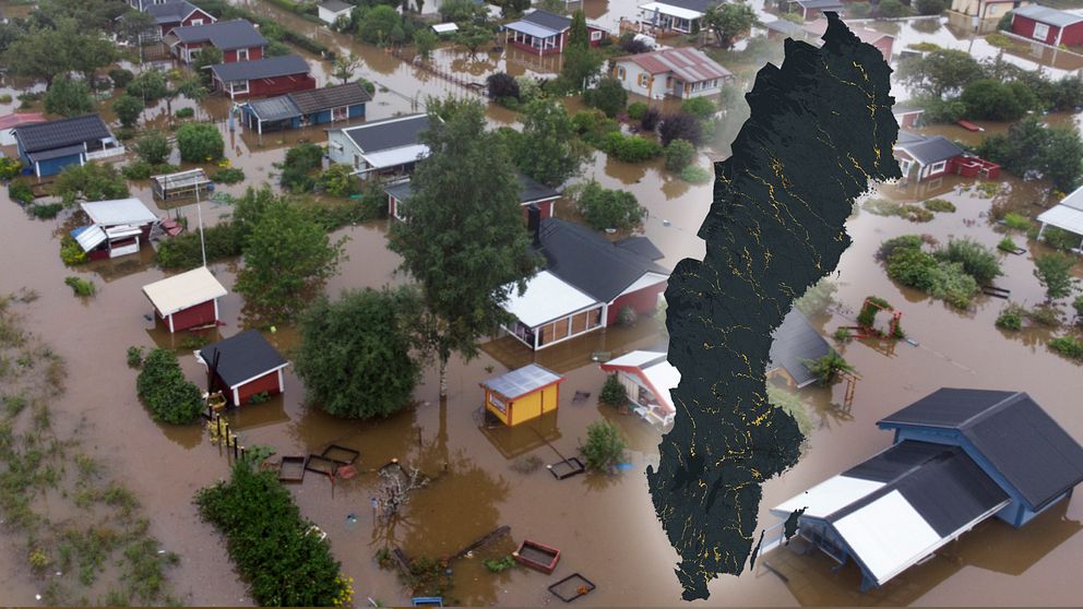 Översvämmande områden med flera hus delvis nedsänkta i vatten, omgivna av vegetation. I nederkant av bilden syns en silhuett av Sverige, vilket markerar platsen för översvämningarna.