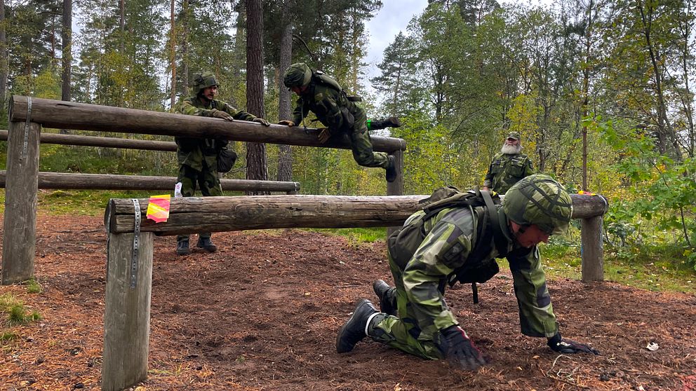 mira-och-elsa-praoar-p-regementet-i-eksj-svt-nyheter