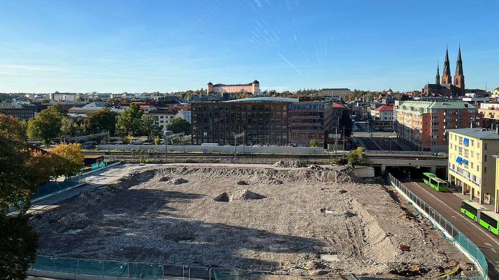 Gropen vid Sivia torg står kvar, trots löftemål om byggnationer