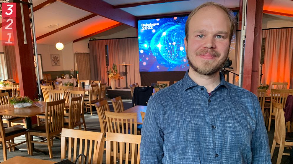 AI-experten Fredrik Löfgren står i en konferenslokal
