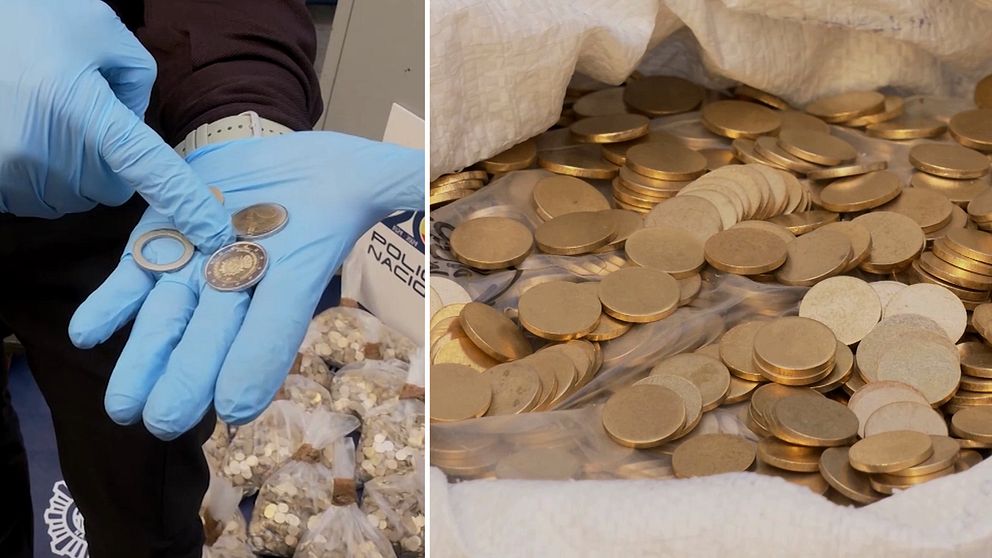 Polis visar falska och äkta mynt, säck med falska mynt