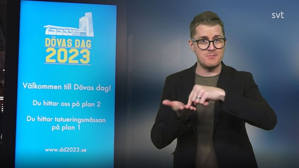 Magnus Bergevin tecknar ”Malmö” bredvid en bild med Dövas dag-logotypen