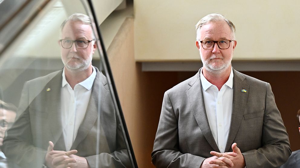 Johan Pehrson, partiledare för Liberalerna, i rulltrappan.