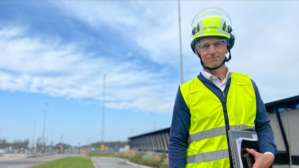 Segmentchef Andreas Berge på Södra Building Systems står framför en av företagets fabriker i korslimmat trä.