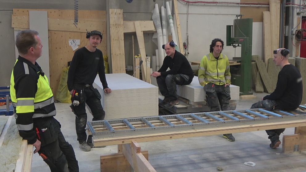 Anställda på Jörnträhus i Jörn samlade i produktionen.