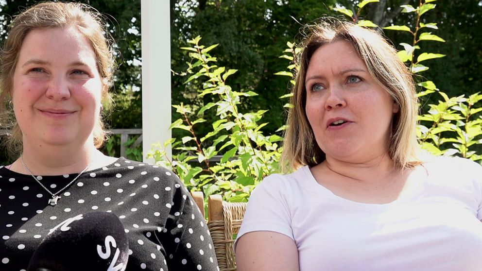 Fanny Salonen ja Laura Sumanen  istuvat syyspäivänä pihalla ja kertovat millä tavalla nuoret ruotsinsuomaaiset osallistuvat omakieliseen toimintaan Karlskogassa.