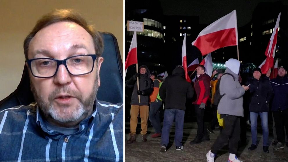 Flera personer står med polska flaggor.