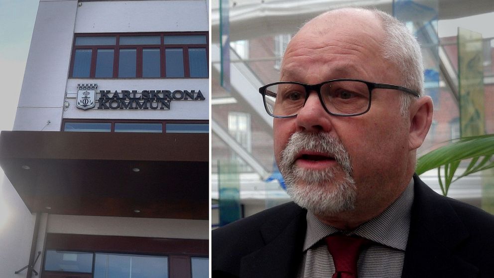 En delad bild som visar två sektioner. Till vänster syns en byggnad med skylten ”Karlskrona Kommun” som anger namnet på kommunen. Byggnaden har stora fönster och en modern arkitektur. Till höger syns en person i en kontorsmiljö, klädd i kostym med en röd slips, omgiven av växter.