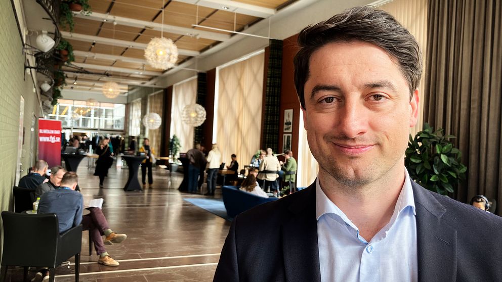 Diamant Salihu står i en byggnad där Gräv 2025 anordnas.
