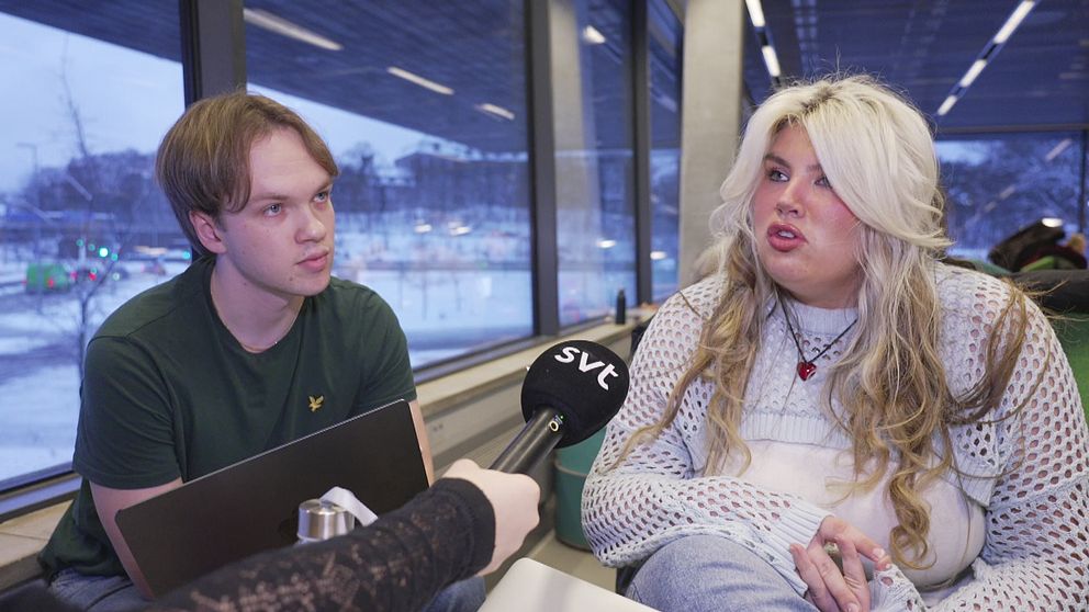 Två studenter på Stockholms universitet kommenterar politik.
