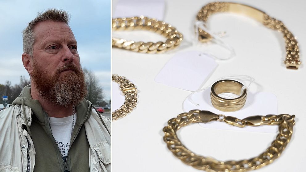 En man står i en utomhusmiljö, iförd en lätt jacka, medan en uppsättning guldsmycken är arrangerad på en vit yta bredvid. Smyckena inkluderar flera armband och en ring, alla prissatta med etiketter.