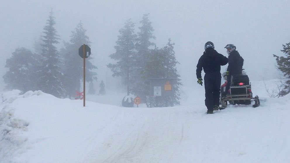 skoteråkare på väg ut på fjällen – tät dimma syns