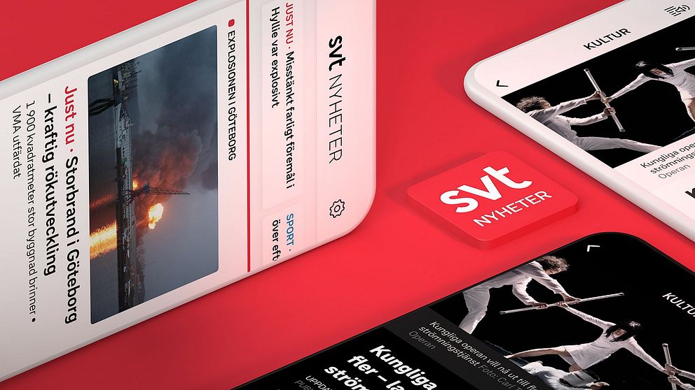 Tre smartphones som visar SVT Nyheters app med olika nyhetsrubriker och bilder. Den första skärmen visar en nyhet om en storbrand i Göteborg, medan de andra två skärmarna visar kulturrelaterade nyheter. Centralt i bilden syns SVT Nyheters logotyp på en röd bakgrund.