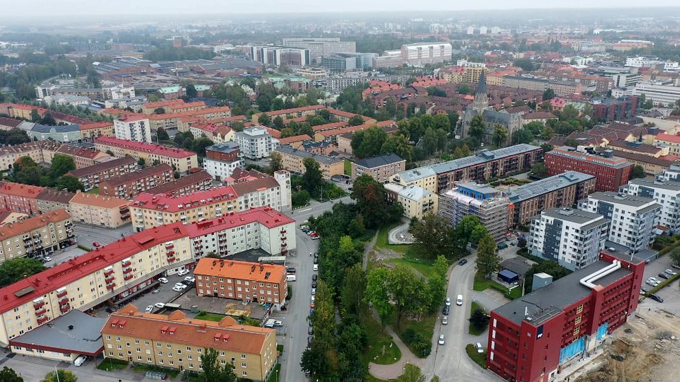 Drönarbild över Örebro, hus, bilvägar, sommar.