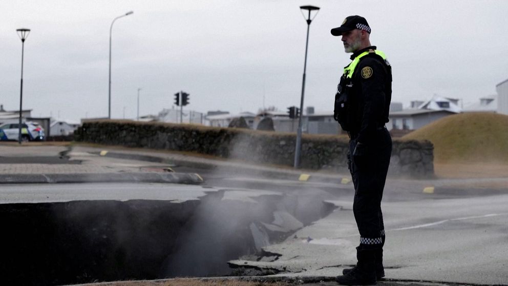 En polis vid en spricka i marken