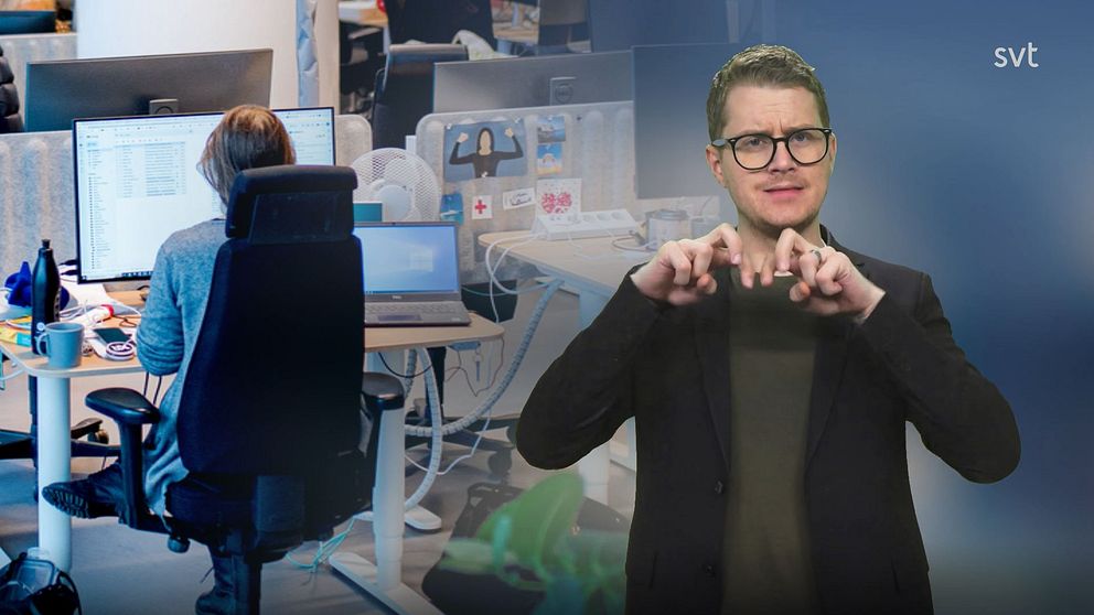 Programledare Magnus vid en bild av ett kontorslandskap