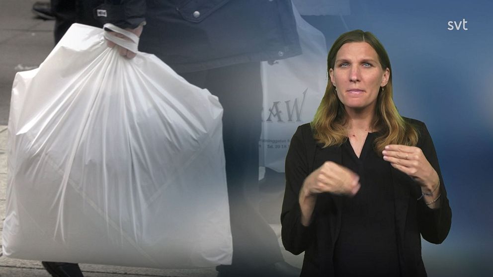 Programledare Mathilde tecknar plast bredvid en plastpåse