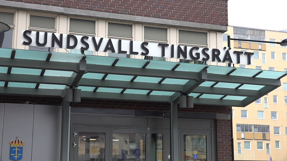 På bilden syns en skylt där det står ”Sundsvalls tingsrätt”.