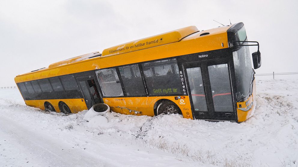 Buss i diket på väg 113