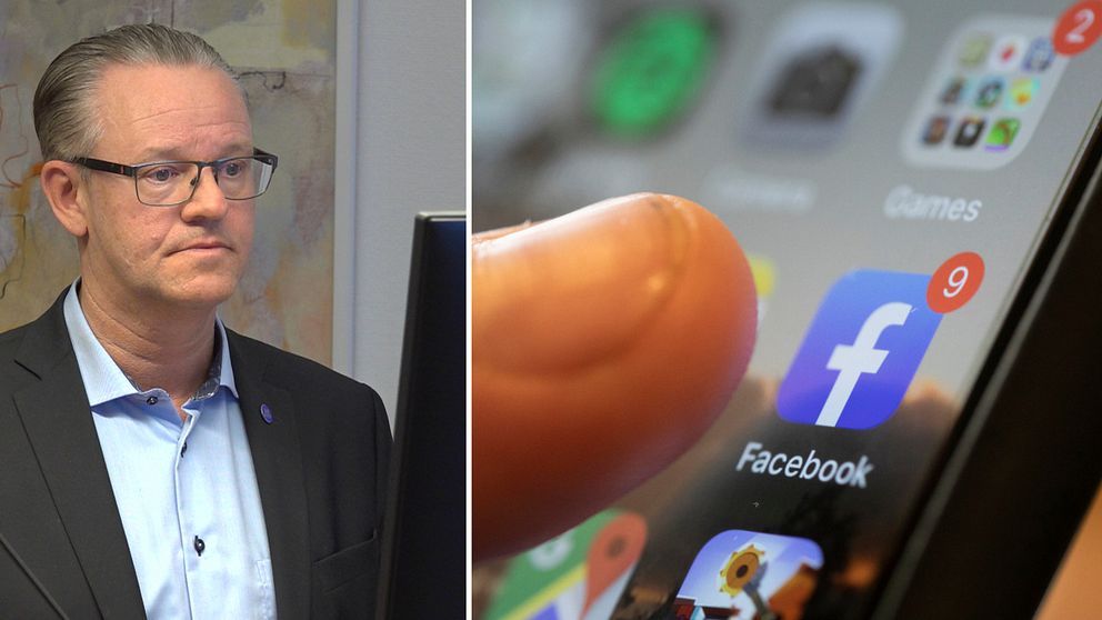 Anders Ågren står vid sitt skrivbord och jobbar vid sin dator.