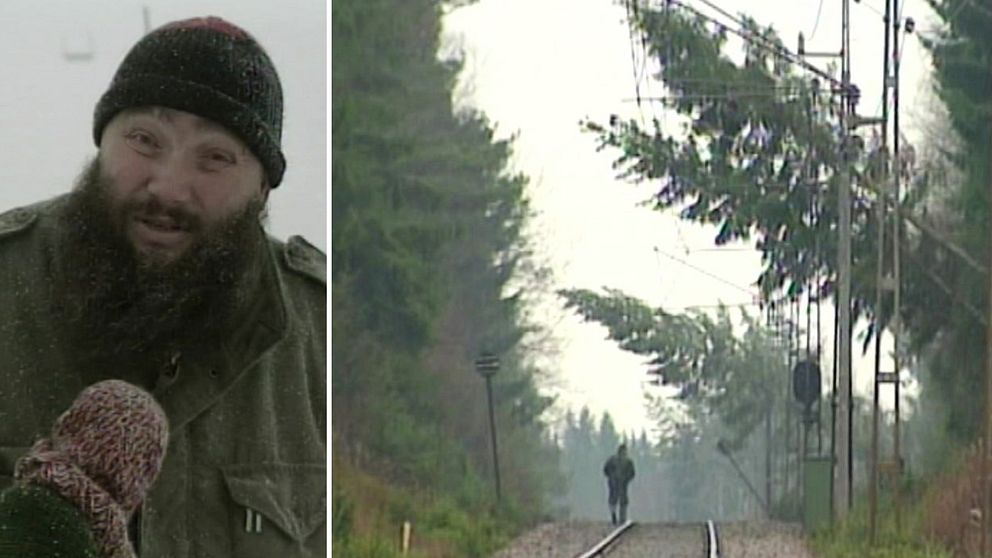 Till vänster syns SVT:s reporter Lennart Broman  som håller en mic i ett snöigt landskap, iklädd en varm mössa och en jacka. Till höger syns en ensam person som går längs en tågspår omgiven av träd som fallit.