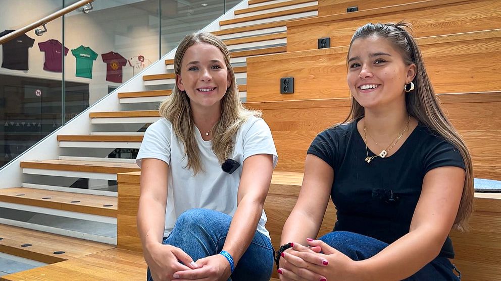 Izabella Envall och Henriette Rogstad sitter på en trätrappa inför studiestart i Halmstad.