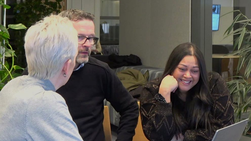 Piteå kommuns Hannah Degerman flankeras av två kollegor när de ritar upp framtiden för Piteå kommuns socialtjänst.