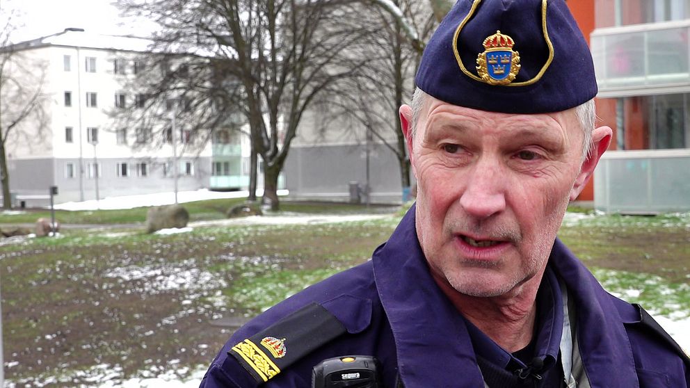 Kommunpolisen Håkan Bredinge i ett bostadsområde.