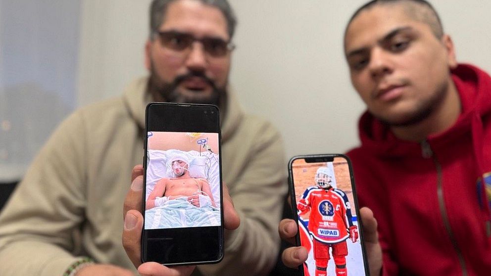 Två personer sitter tillsammans och håller upp sina mobiltelefoner. Den vänstra telefonen visar en bild av en person som ligger i säng med en bandage runt huvudet, medan den högra telefonen visar en bild av en hockeyspelare i röd uniform.