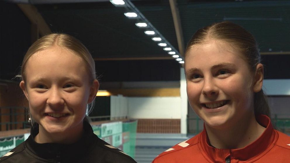 Två tjejer i en sporthall.