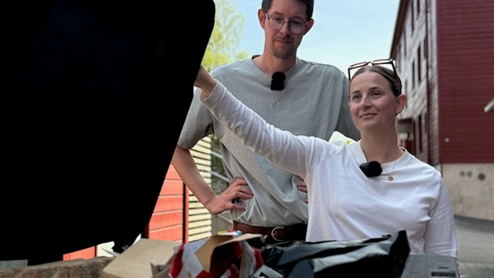 Christopher Hulston och Josefin Persson råkade ut för soptjuven i Ingared.