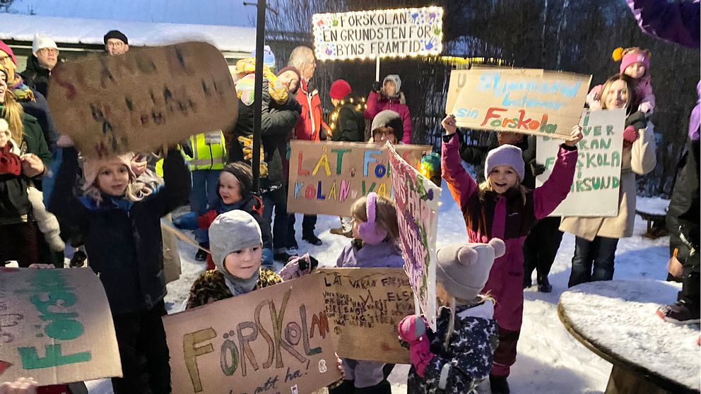 Flera barn protesterar med plakat mot förslaget att lägga ner förskolan i Stjärnsund.