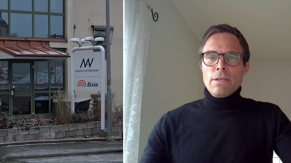 Logotypen för företaget NAV syns på en byggnad i vänster del av bilden, medan den högra sidan visar en person som sitter framför en ljus vägg.