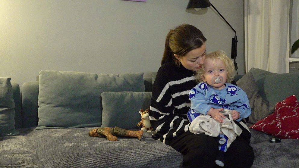 Levi som föddes i vecka 28 sitter i soffan med sin mamma.