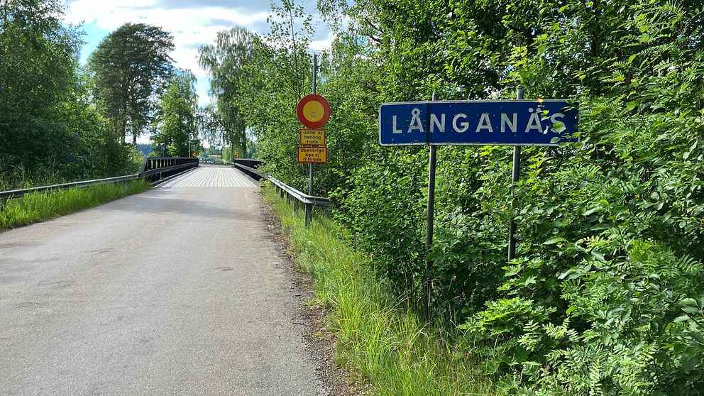 Skylt med Långanäs och bro in mot Sis-hemmet
