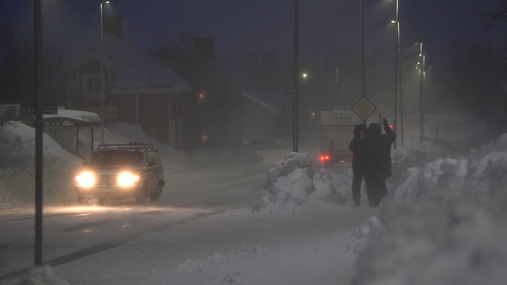 Människor som är ute och går i en snöstorm