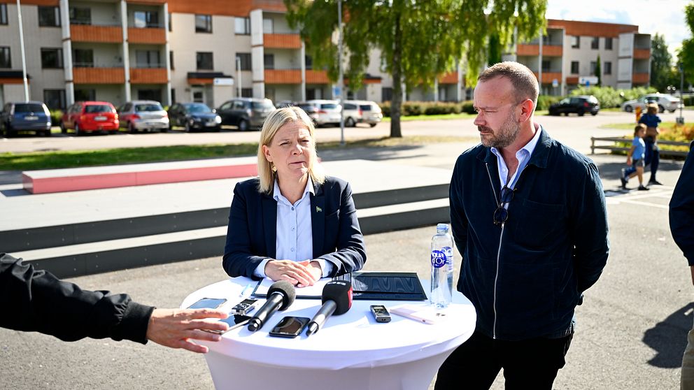 Kommunstyrelsens ordförande i Borlänge, Erik Nises, tillsammans med partiordförande Magdalena Andersson.